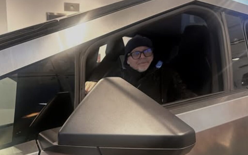 Vasco Rossi tests the Cybertruck, Elon Musk's car: "Good for carrying olives or machine guns"