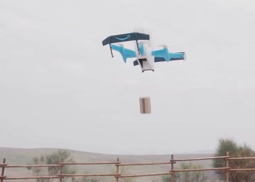 Amazon delivers the first package with a drone in Italy: how the experiment went