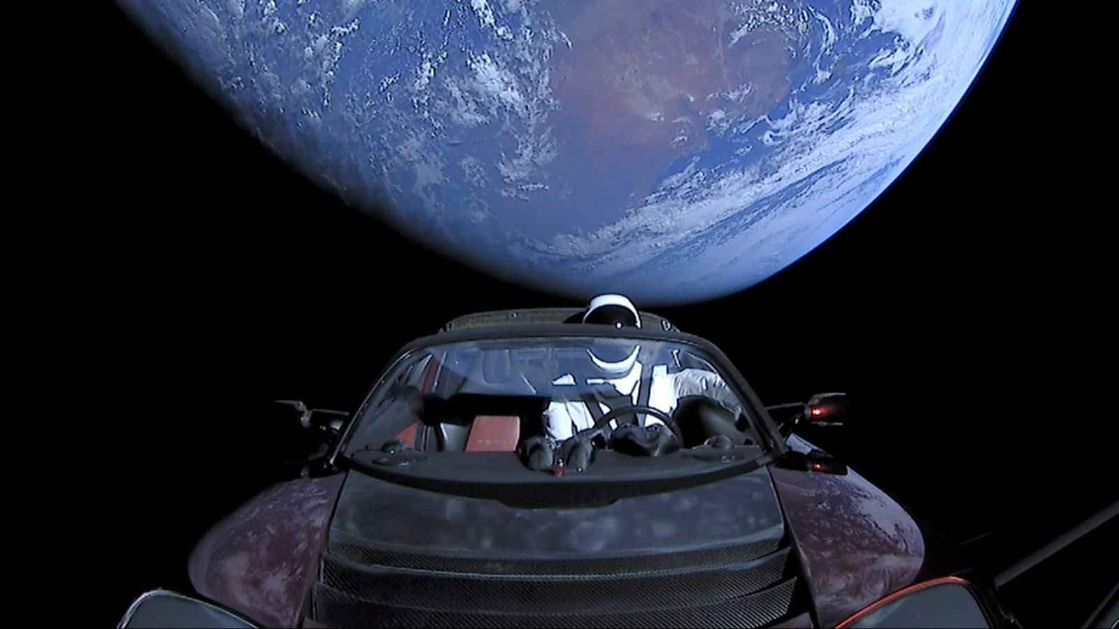 THE OUTER WORLDS | In 2018, Musk launched a Tesla into space. Megalomania behind space waste or an enterprising and visionary gesture?