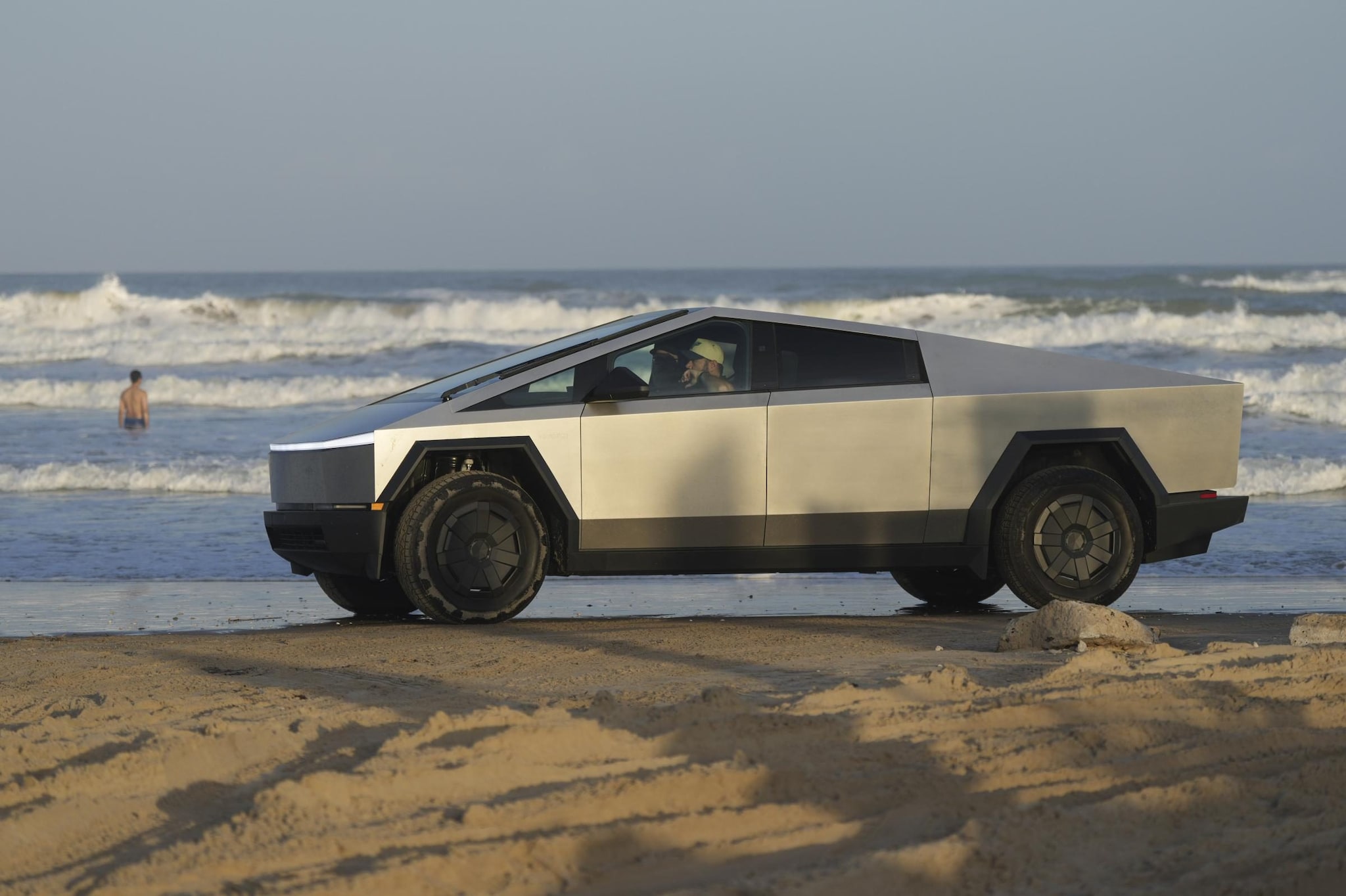 New call for Tesla's cybetruck, risks losing a panel: 46,000 vehicles involved