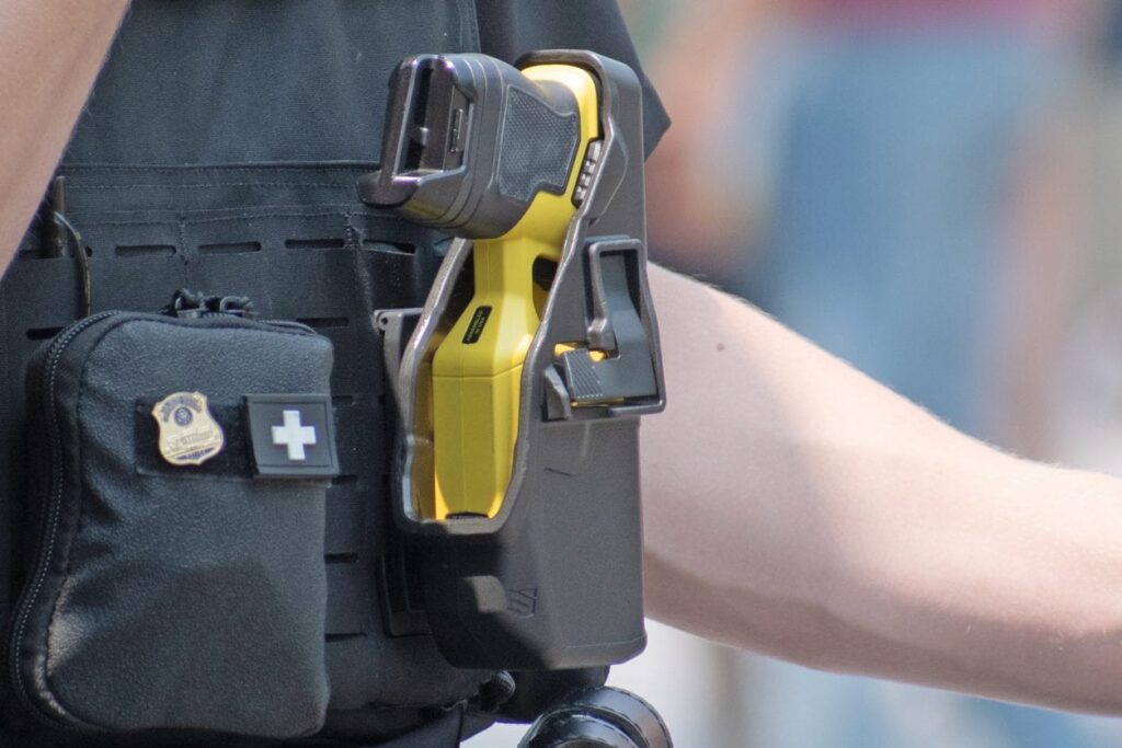 What is the Taser and how it works, the dead of Olbia and Genoa rekindle the doubts about the electric weapon