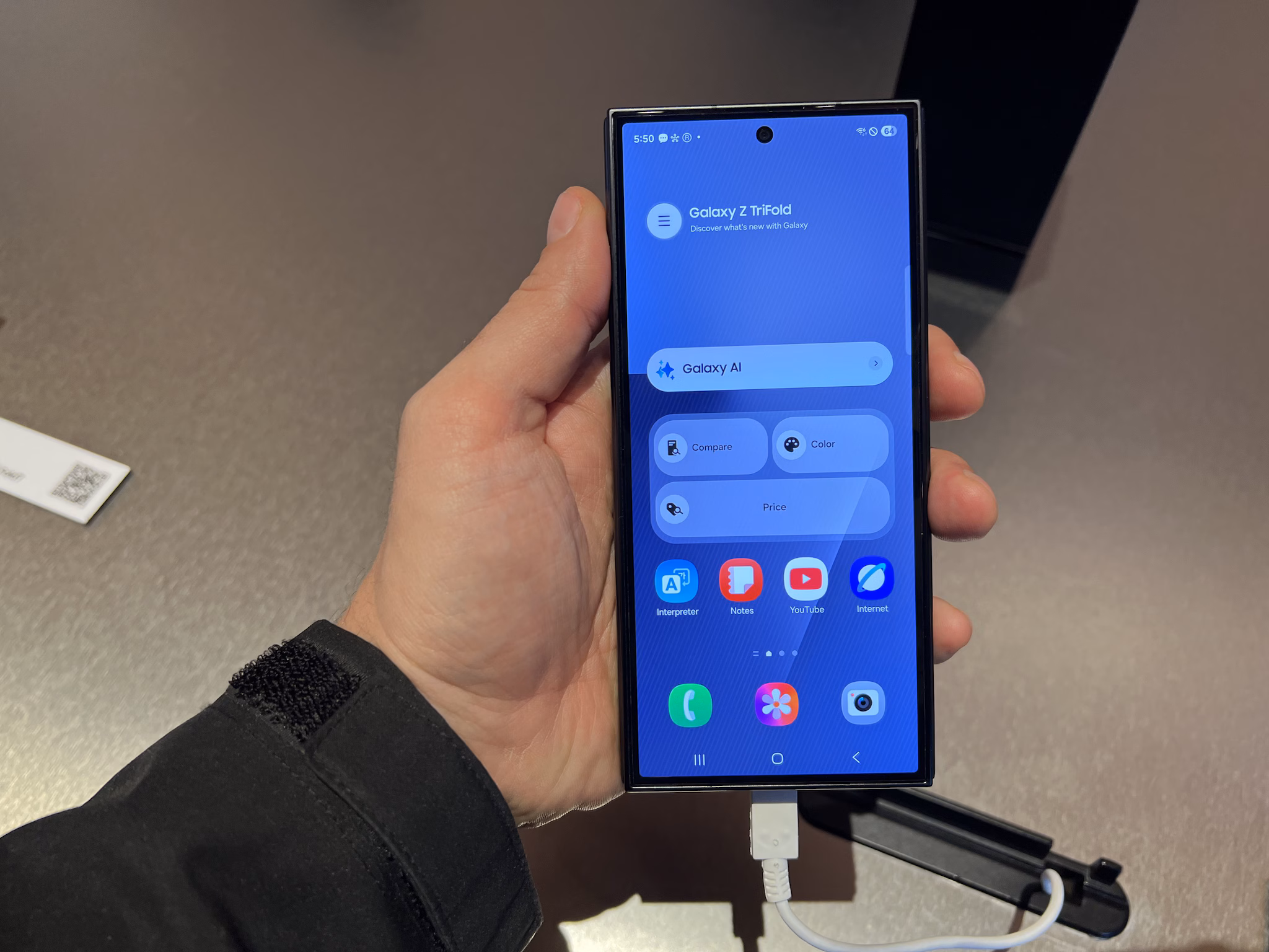 FANPAGE | Samsung TriFold once closed
