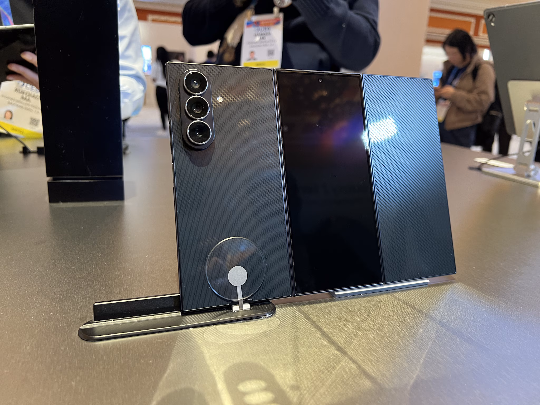 FANPAGE | The back of Samsung TriFold