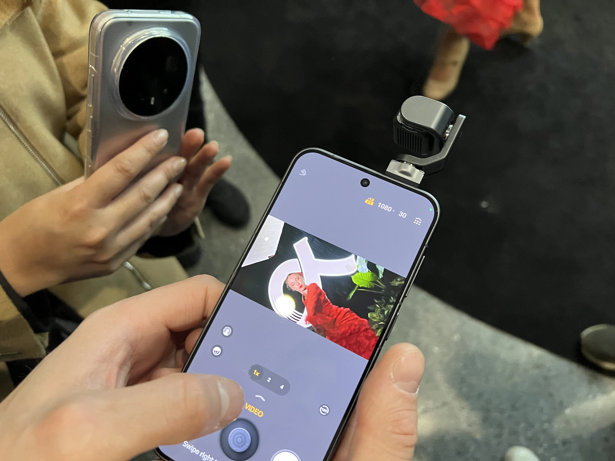 FANPAGE.IT | The Robot Phone while filming