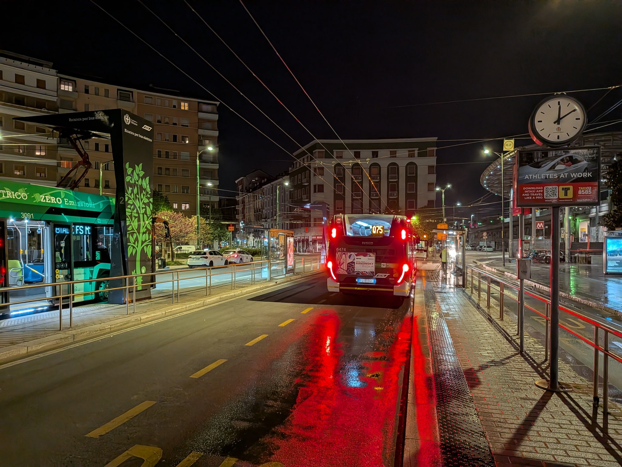FANPAGE.IT | Pixel 10a photo test: urban nightscape