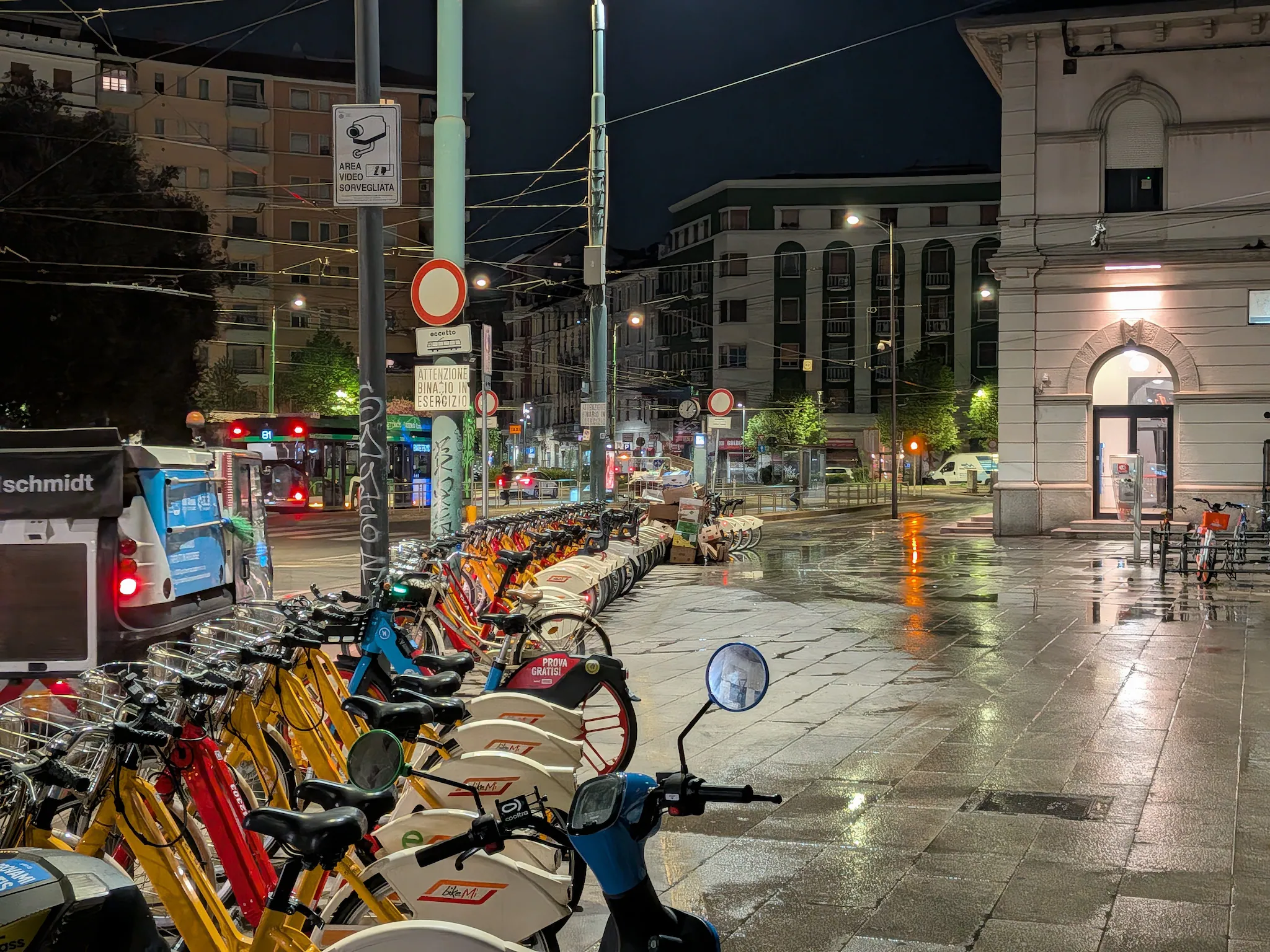 FANPAGE.IT | Pixel 10a photographic proof: bike parking at Lambrate station