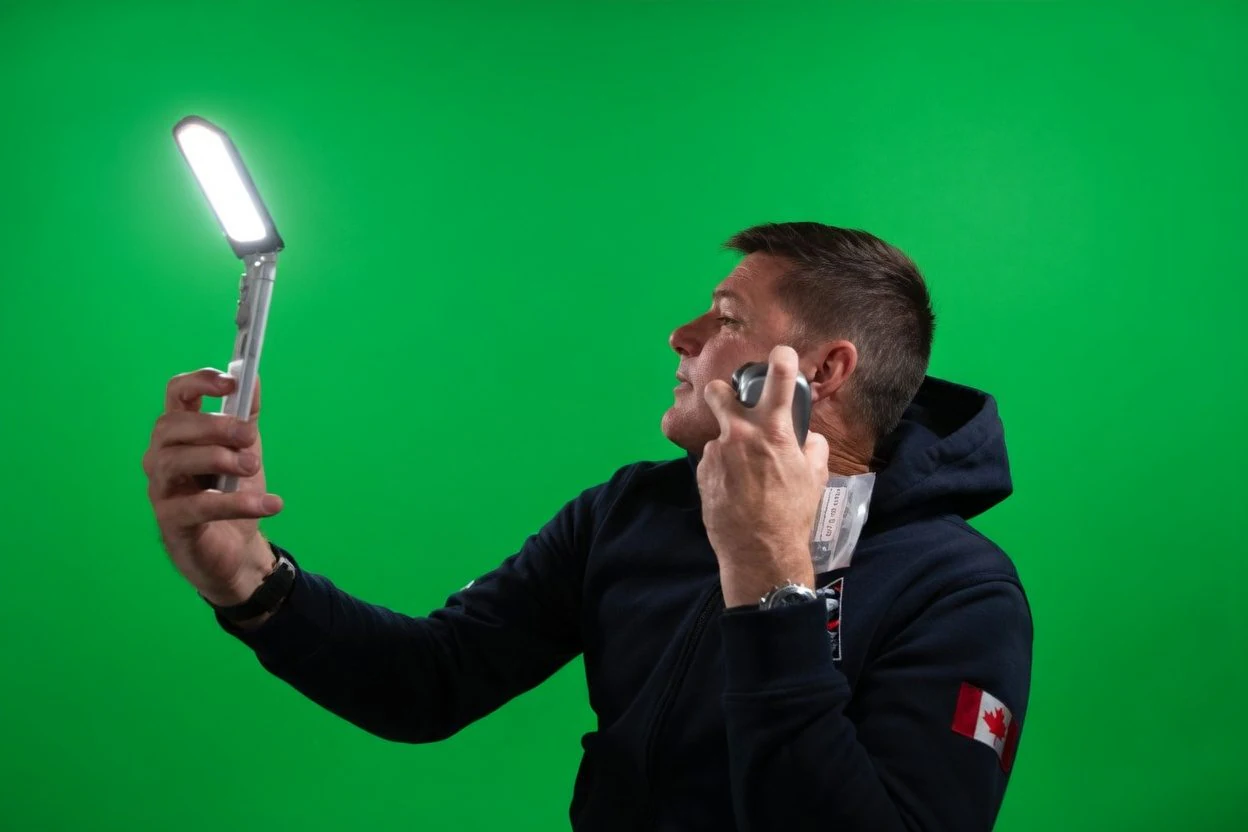 GROK | An image of Artemis 2 with a fake Green Screen
