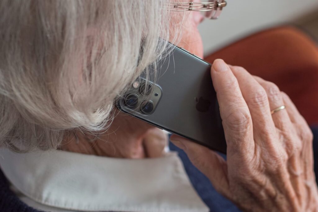 Scammed with an app, elderly woman puts 200,000 euros in Lino Maialino Save Money: all lost
