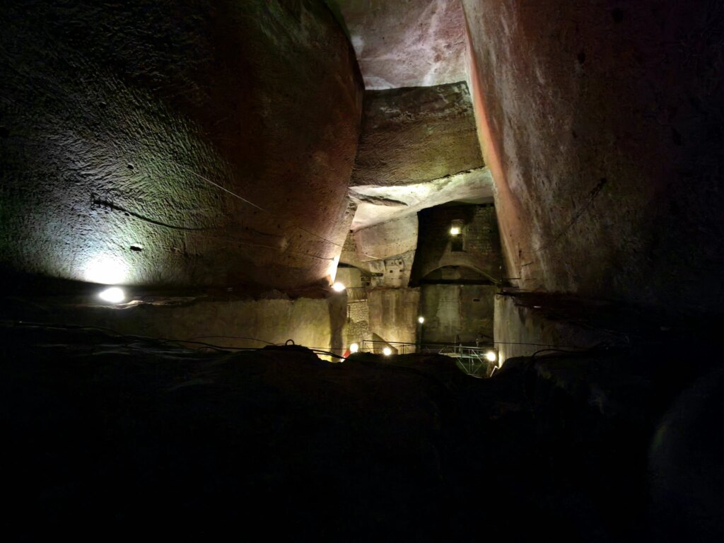 test of Honor 600 in the tunnels of Naples