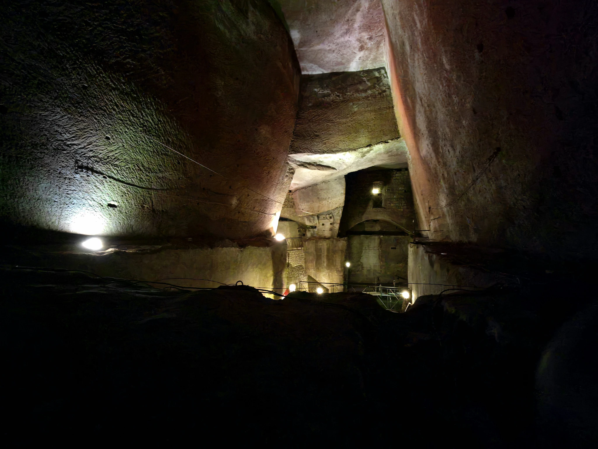 test of Honor 600 in the tunnels of Naples