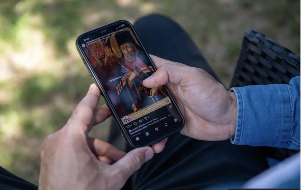Marios' story: "I spent 14 hours a day on the phone. Now I ended up in therapy"