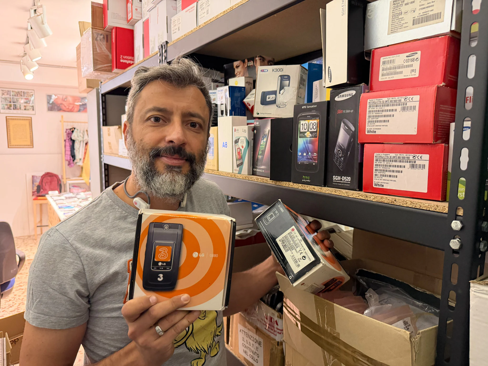 Luca, collector of old mobile phones: "I have 5,000 of them, all with buttons. The most precious is an Olivetti"