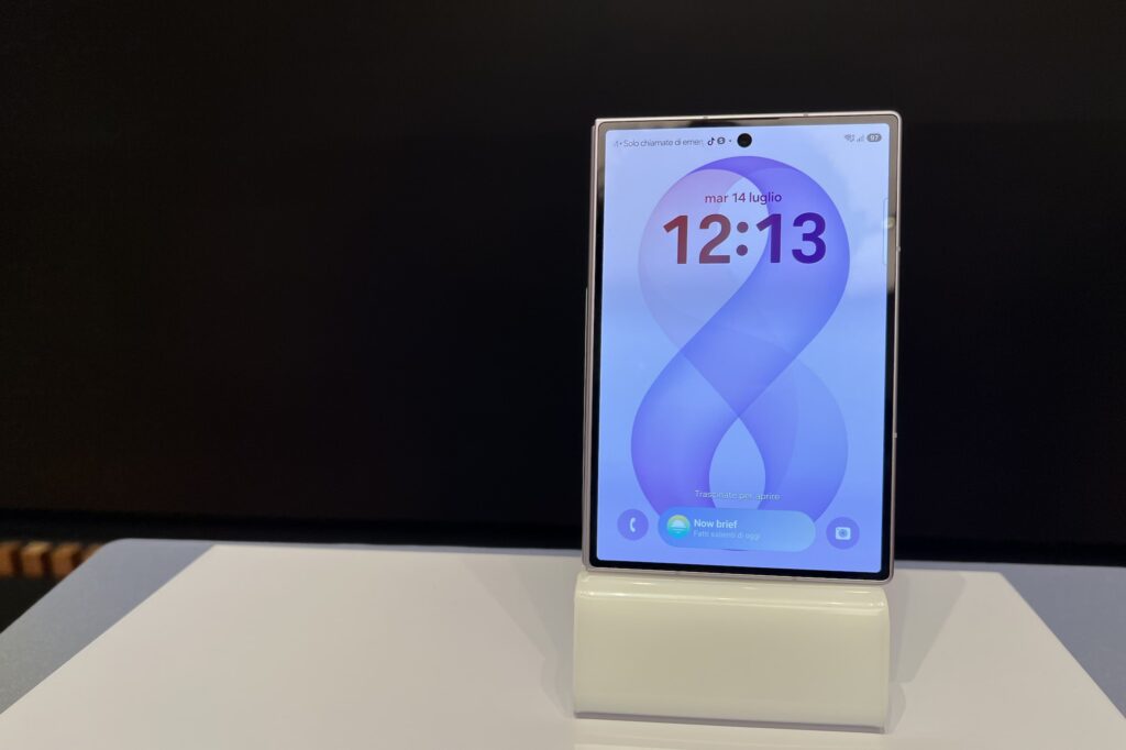 The smartphone with a shape never seen before, Samsung launches the Fold8: it is as big as a passport